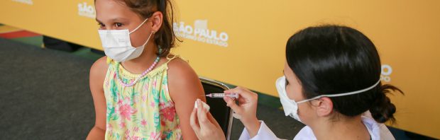 Tragedie: 10-jarig meisje krijgt 12 uur na Pfizer-vaccin hartstilstand, prikken stilgelegd