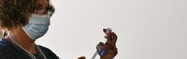‘Pandemie van de gevaccineerden’: 90% van de mensen met omikron is volledig ingeënt