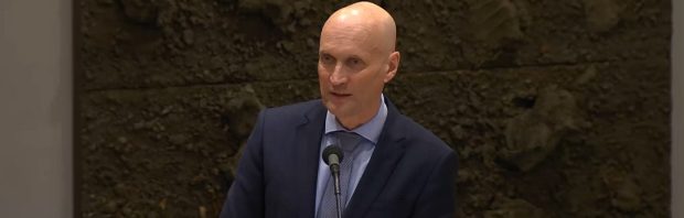 Kijk: Minister Kuipers ‘loog glashard’ op de coronapersconferentie