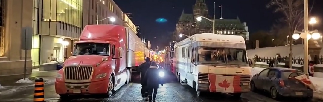 Nederlandse vrijheidstruckers rijden in groot konvooi naar Amsterdam en vervolgens Brussel