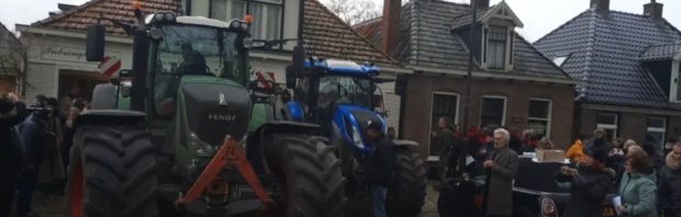 Winkel in Oldeberkoop open uit protest, groep mensen en trekkers bewaken pand: ‘Totaal illegale maatregel’