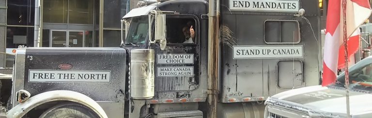 Kijk: Vrijheidskonvooi Canadese truckers en boeren arriveert in Toronto