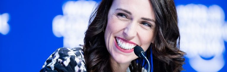 Nieuw-Zeelandse premier Ardern: bijwerkingen vaccins zijn teken dat vaccin ‘doet wat het moet doen’