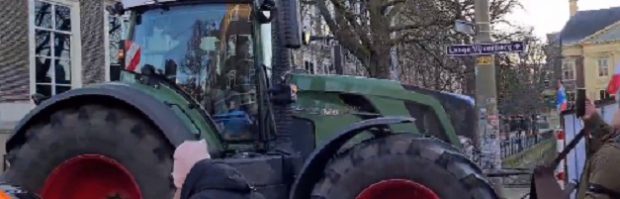 Beelden: Vrijheidstruckers en boeren blokkeren Binnenhof – ‘Geweldig! Nederland komt in verzet!’