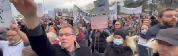 Video: Franse betogers omsingelen hoofdkwartier Pfizer en scanderen ‘moordenaars!’