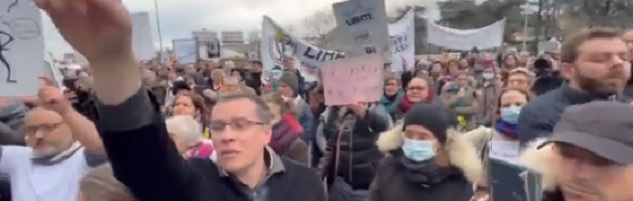 Video: Franse betogers omsingelen hoofdkwartier Pfizer en scanderen ‘moordenaars!’