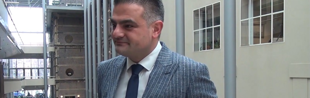 Kuzu fileert coronabeleid: ‘Twee jaar lang is Nederland besodemieterd, bedonderd en geflasht’
