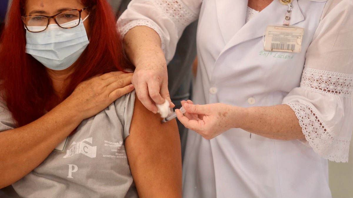 Arts slaat alarm: de komende maanden krijgen miljoenen mensen aids door de coronaprik