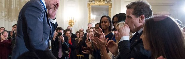 President Biden overladen met kritiek nadat hij zijn zoon gratie verleent: ‘Wat een maffia’