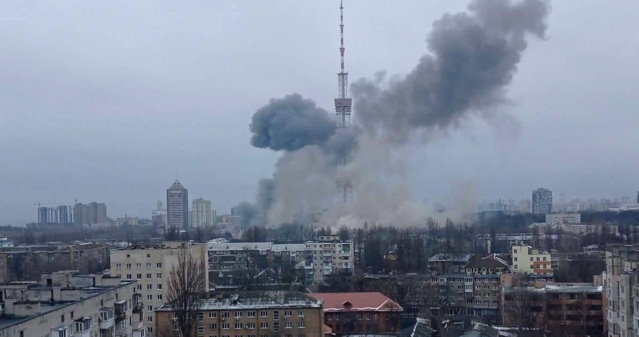 Zo ziet het Holocaustmonument in Kiev eruit dat volgens de media is gebombardeerd door de Russen