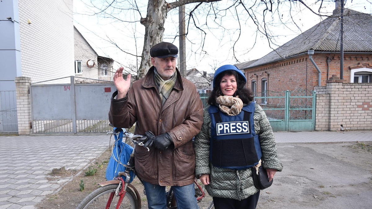 Niederländischer Journalist reist mit der russischen Armee durch die Ukraine: „Die Menschen sind froh, dass die Russen da sind“.