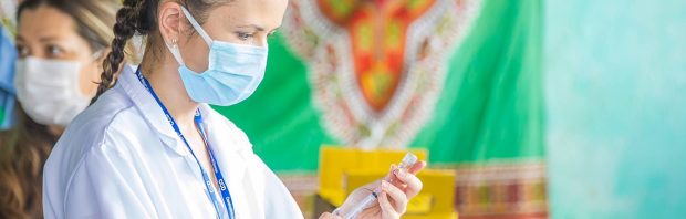 Bestuurslid grote zorgverzekeraar ontslagen na onthullingen over bijwerkingen coronavaccins