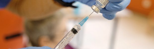 Schok: ‘Coronavaccinatie maakt kans op ziekte juist groter’
