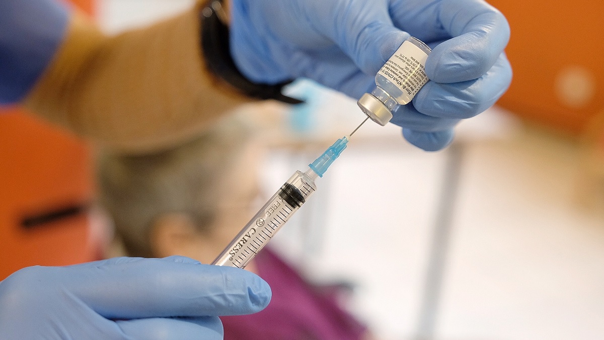 Schok: ‘Coronavaccinatie maakt kans op ziekte juist groter’