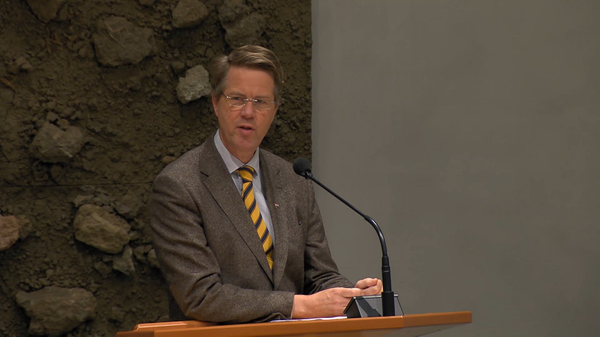 Martin Bosma haalt vernietigend uit: ‘Volt veegt haar dikke Soros-billen af met de Grondwet’