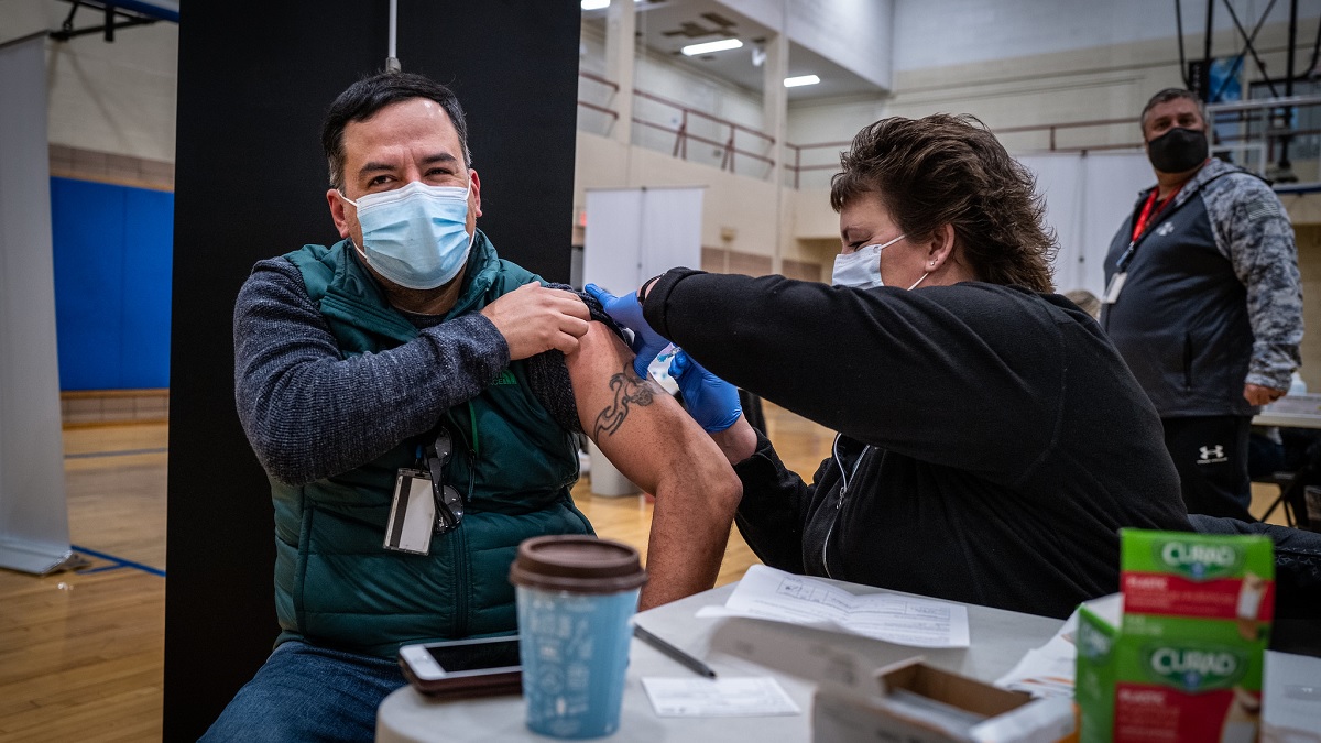 ‘Als je na vaccinatie positief test en moet worden opgenomen in het ziekenhuis heb je waarschijnlijk aids’