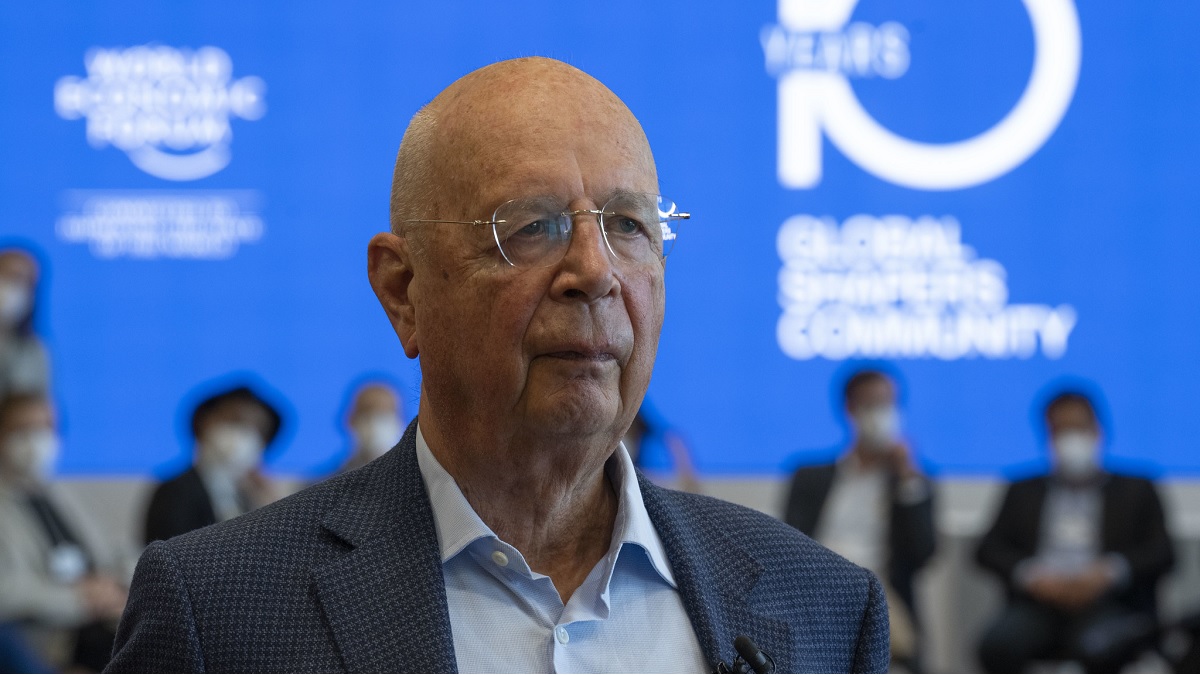 Uitvinder mRNA-technologie over plannen van Schwab: ‘World Economic Forum bevordert het fascisme’