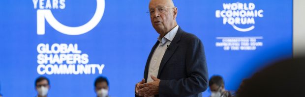 Kijk: Australische senator laat in parlement waarheidsbommen vallen over Klaus Schwab en World Economic Forum