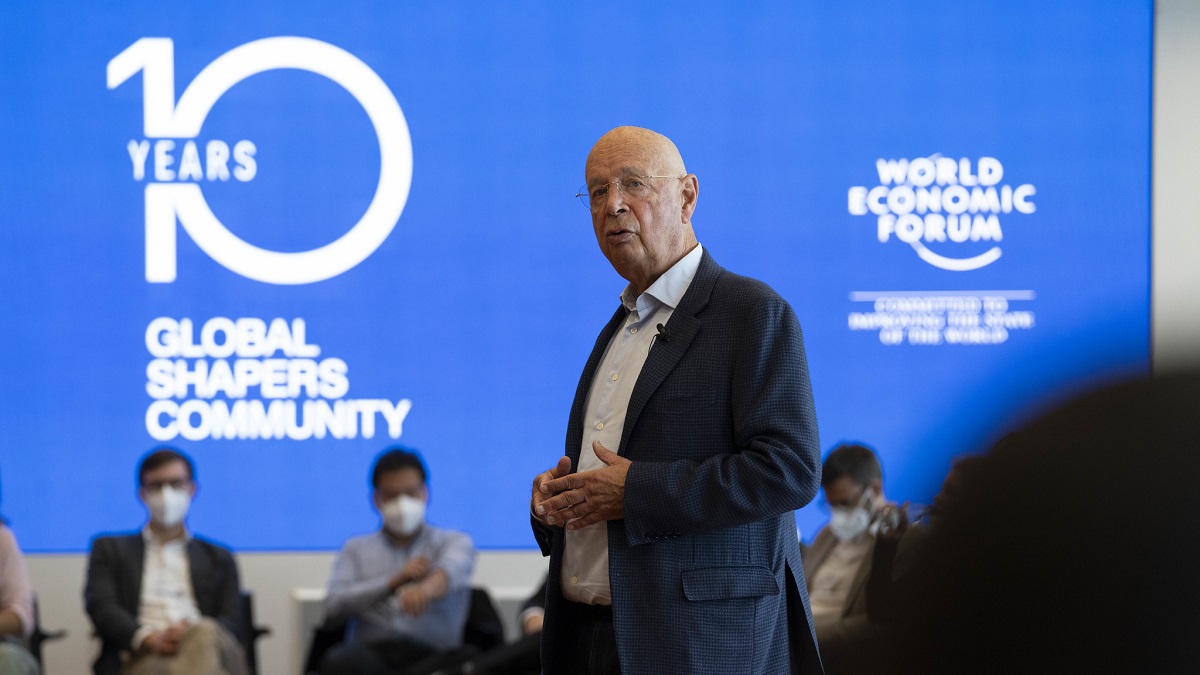 Kijk: Australische senator laat in parlement waarheidsbommen vallen over Klaus Schwab en World Economic Forum