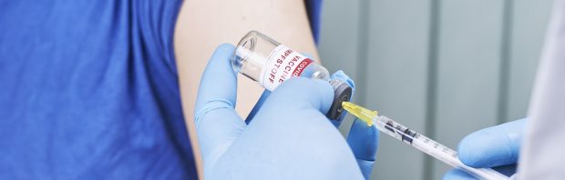 Patholoog legt in 3 minuten uit waarom kanker vrij spel krijgt na coronavaccinatie