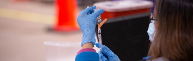 Befaamde cardioloog ernstig bezorgd over toename hartproblemen: ‘Pushen mRNA-vaccins was verkeerde beslissing’