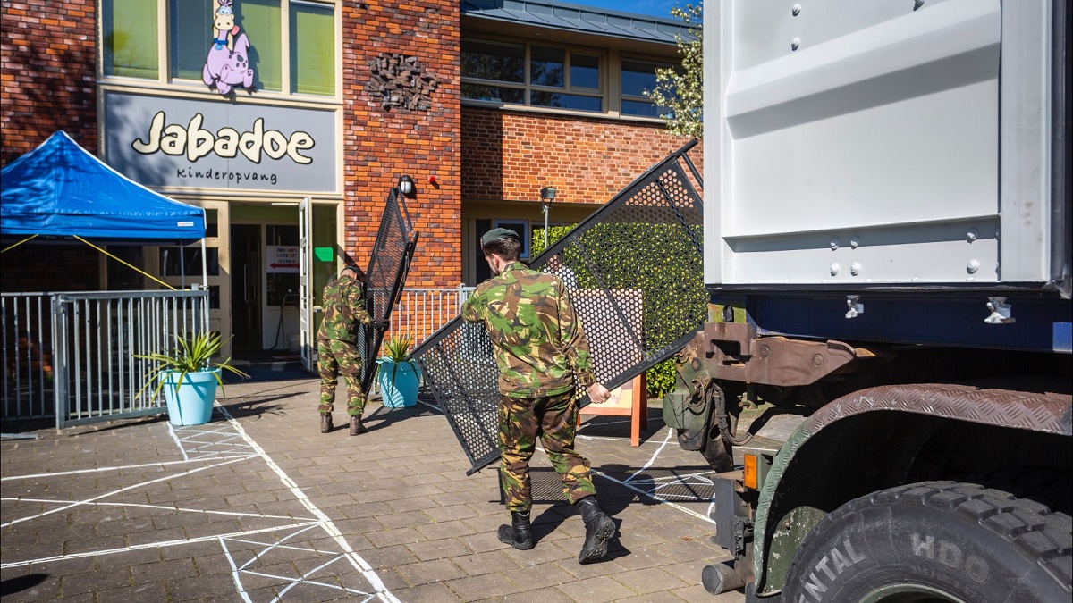 Het leger is op verzoek van het ministerie van VWS ingezet tegen de eigen bevolking: ‘Weerzinwekkend’