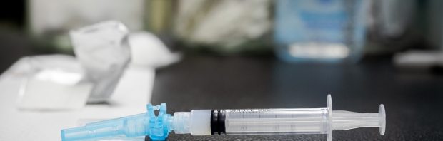 Neuroloog pakt hoogleraar en vaccinatiefanaticus aan: ‘Zie hier hoe onze universitaire elite reageert op kritische vragen’