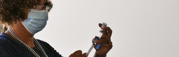 Je kunt de coronaprik straks krijgen in horecazaak of buurthuis: moet net zo makkelijk ’te halen’ zijn als bakje koffie