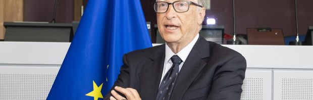 Bill Gates vindt het ‘nogal vreemd’ dat ‘gekke mensen’ tegen zijn vaccins protesteren