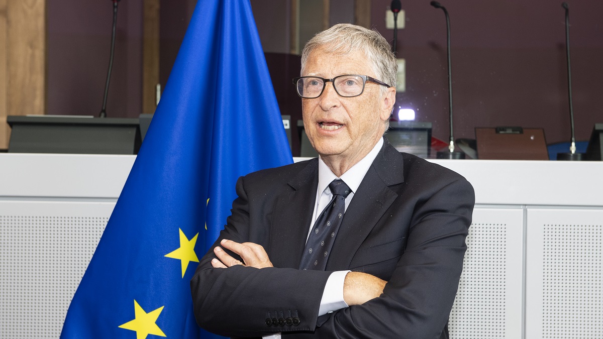 Bill Gates vindt het ‘nogal vreemd’ dat ‘gekke mensen’ tegen zijn vaccins protesteren