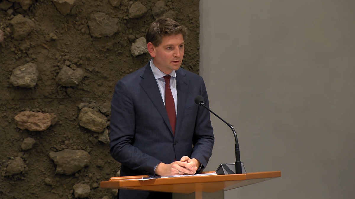 Politiek filosoof ‘opent frontale aanval’ op Jan Paternotte, ’torpedeert coronapas en D66′