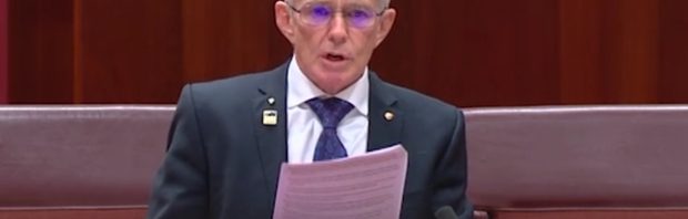 Dit is episch: Australische senator geeft 9 minuten durende donderspeech over vaccinatieschade