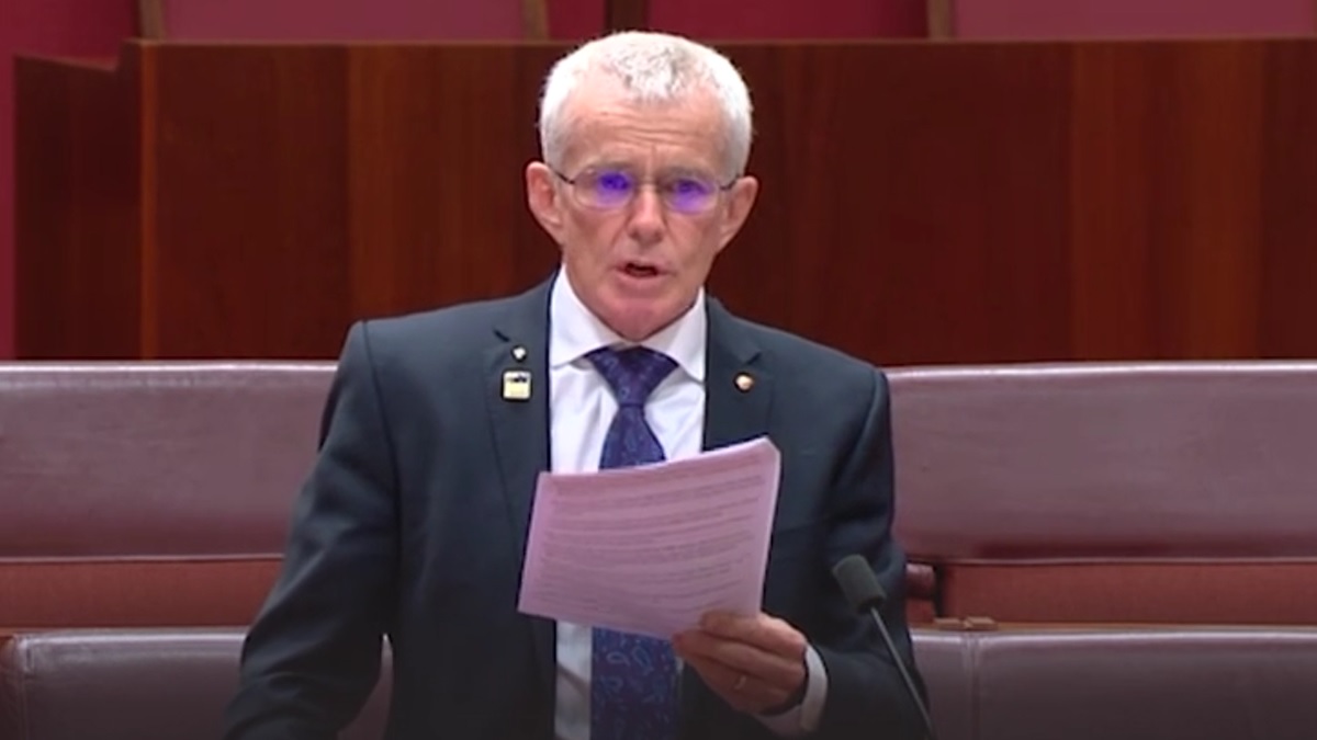 Das ist episch: Australischer Senator hält eine 9-minütige, donnernde Rede über Impfstoffschäden