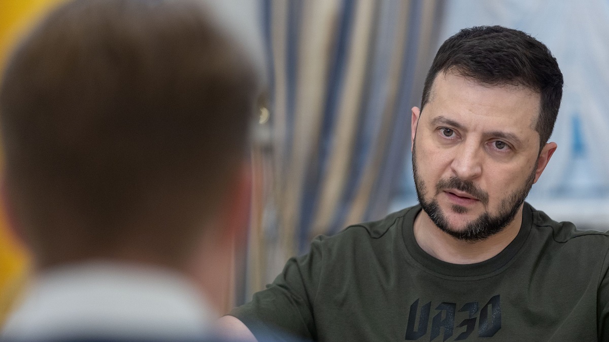 Und dann fährt plötzlich ein ukrainischer Panzer mit einem Hakenkreuz während eines deutschen Fernsehinterviews vorbei