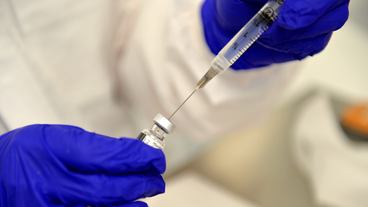 Artsen die concludeerden dat coronavaccin veilig is voor zwangere vrouwen betaald door Pfizer: ‘Schokkend’