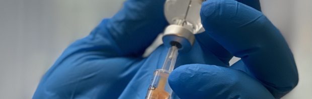 ‘Heel veel mensen liggen nu 3 meter onder de grond door de vaccinaties, dus daar is niks grappigs aan’