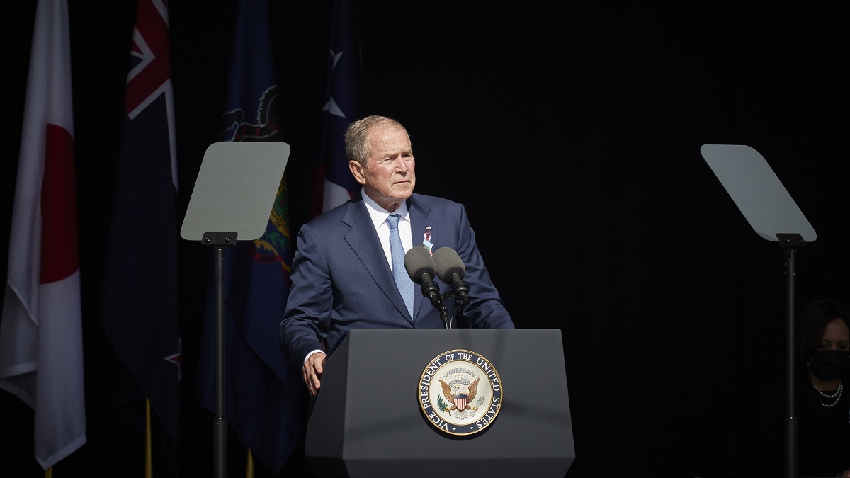 Kijk: ‘Eindelijk geeft de massamoordende oorlogscrimineel George W. Bush zijn oorlogsmisdaden toe’