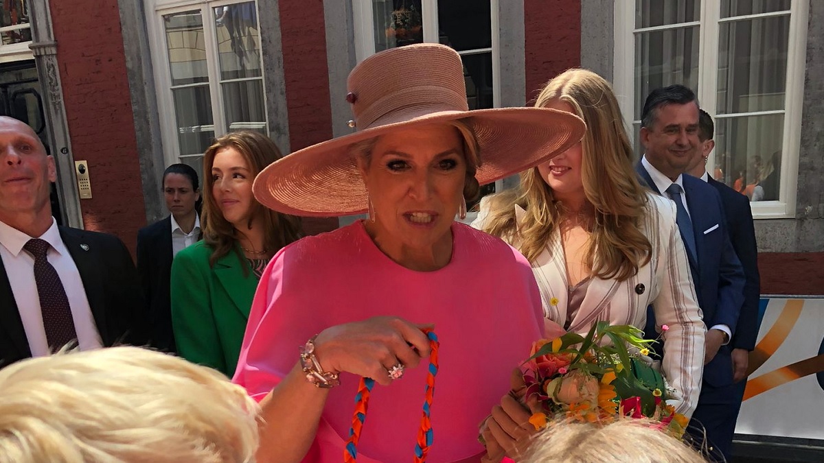 Koningin Maxima op bezoek bij Gates Foundation: ‘Complotdenkers worden zo wel heel royaal bediend’