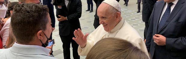 Paus Franciscus ‘moet verantwoording afleggen voor zijn misdaden’
