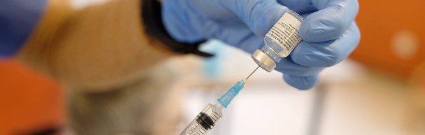 Aantal gevallen van ernstige bijwerkingen na coronavaccinatie 40 keer hoger dan eerder gemeld