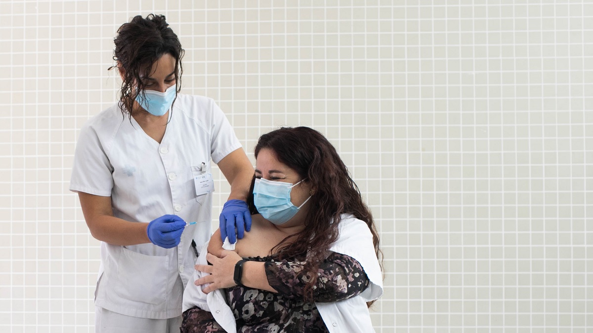 40 procent patiënten van deze reumatoloog heeft vaccinatieschade: ‘In 35 jaar nog nooit meegemaakt’