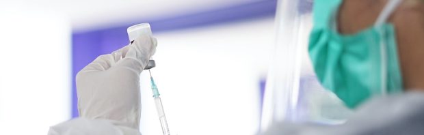 Verpleegkundige Maria ziet de vele bijwerkingen van de vaccins: ‘Dit baart mij zorgen’