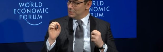 Pfizer-baas Albert Bourla legt nieuwe technologie uit aan publiek in Davos: een pil met een chip