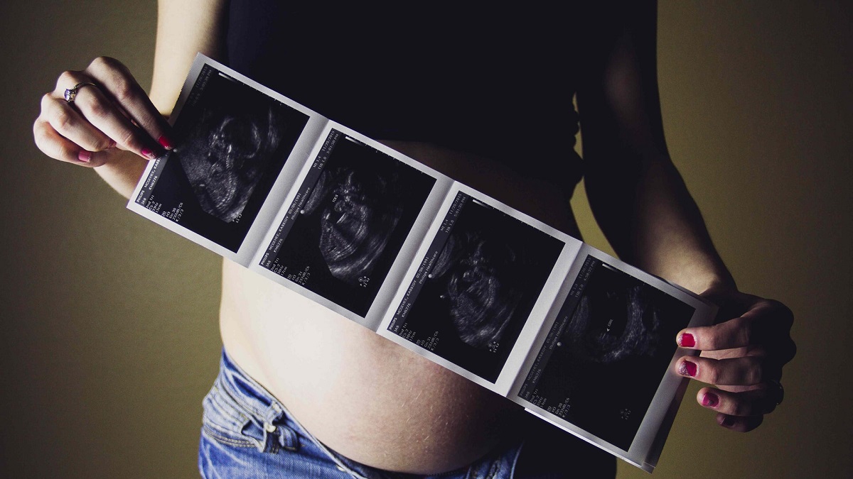 ‘Ernstige misleiding’ in Trouw over effecten coronavaccinatie op zwangerschap: ‘Beschamende journalistiek’