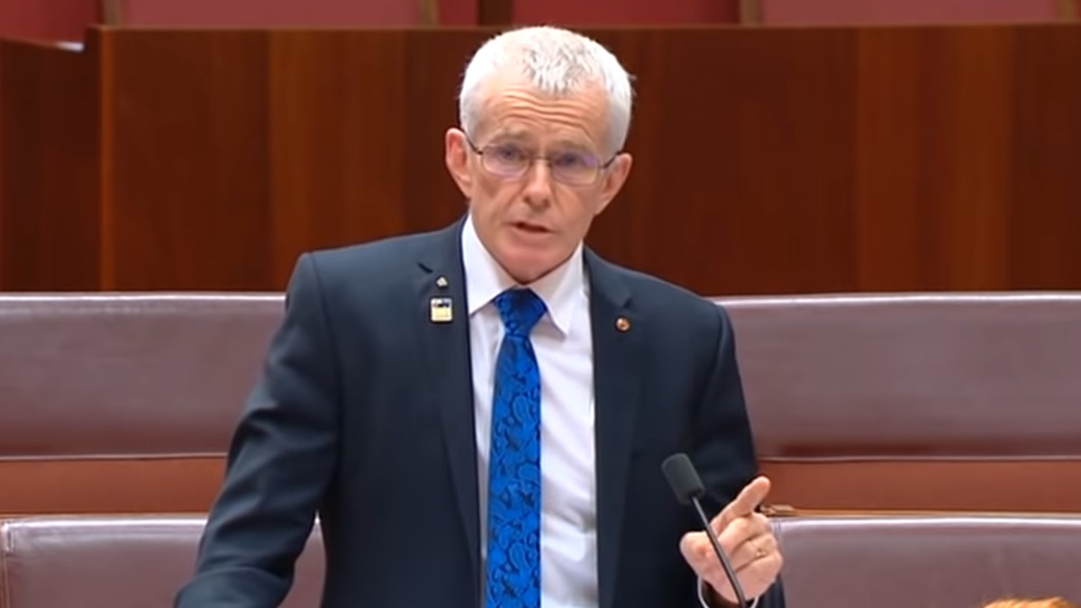 Australischer Senator wütend: „Wie um alles in der Welt denken Sie, dass Sie damit durchkommen“?