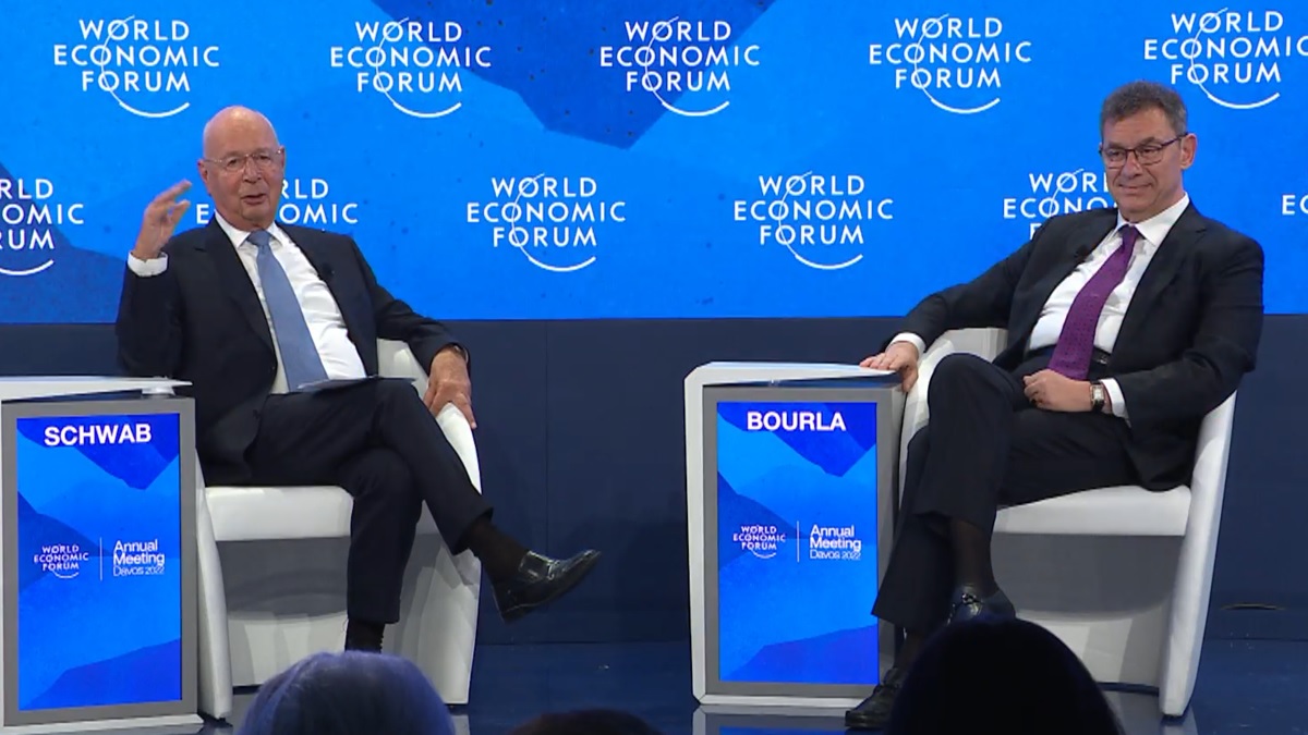 Kijk: Klaus Schwab en Pfizer-baas halen op het WEF uit naar ‘complotdenkers’ en ‘antivaxxers’