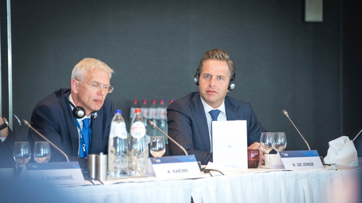 Hugo ‘liever dwingen dan pappen en nathouden’ de Jonge oogst felle kritiek: ‘Het is zo’n naar mens’
