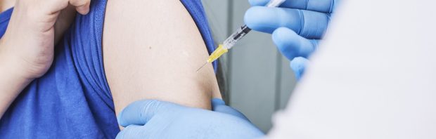 Oversterfte in Nederland gaat gewoon door: kantelpunten zijn de vaccinatiemomenten