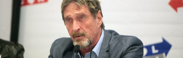 Complot? Lichaam van John McAfee na een jaar nog altijd niet vrijgegeven door de overheid