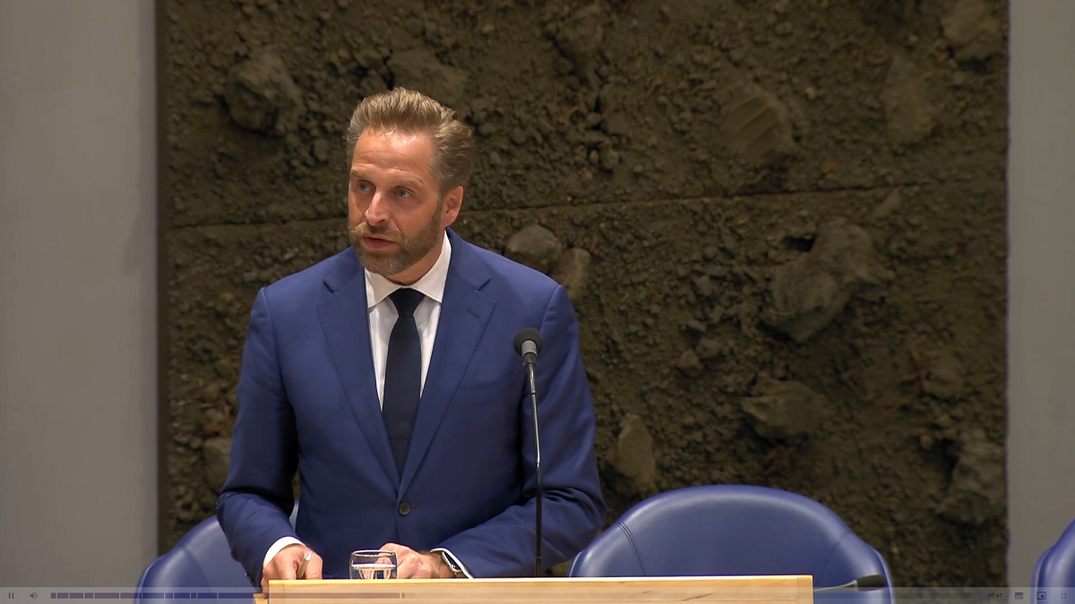 Tienduizenden mensen roepen Tweede Kamer op om Hugo de Jonge te vervolgen